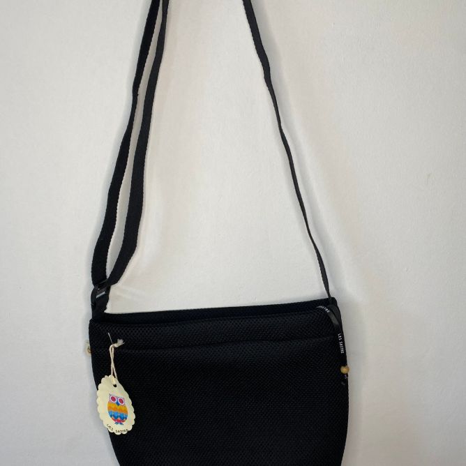 Bolsa artesanal em tecido liso 3D, preta.