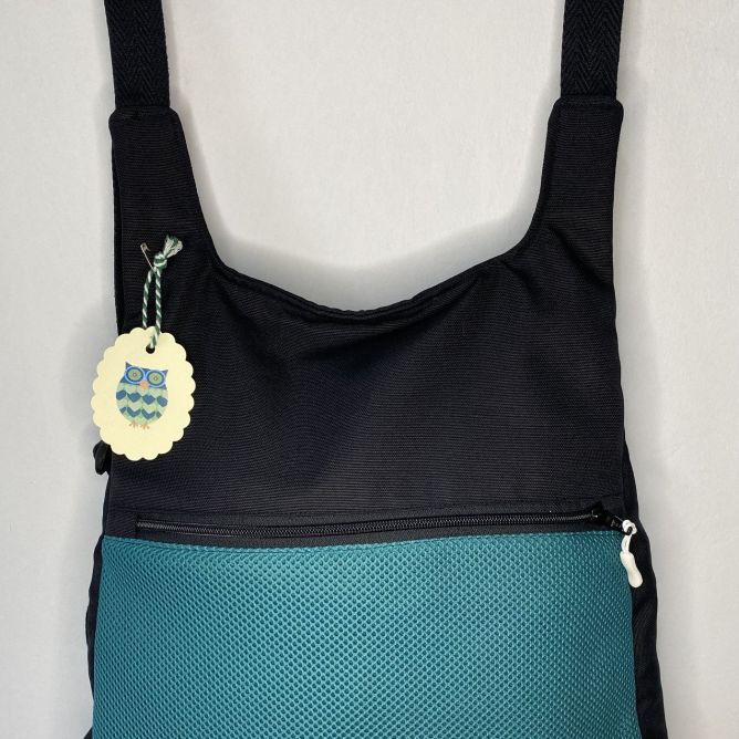 Mochila regulable, color negro y verde