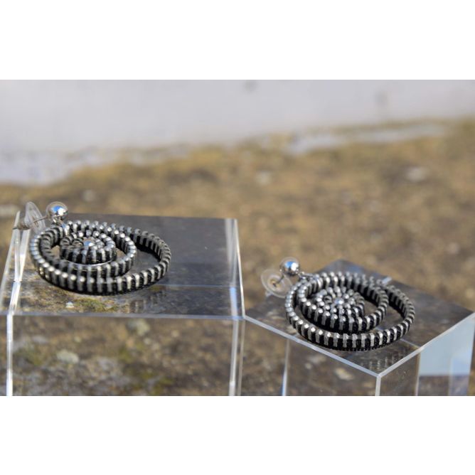 Original circular earrings made with zipper and steel 3