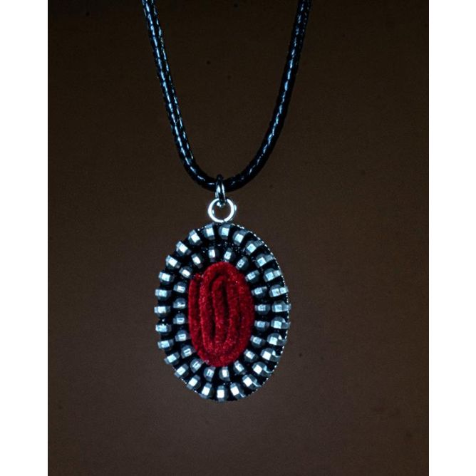 Gola oval com zíper e couro camurça vermelho, duas voltas 4