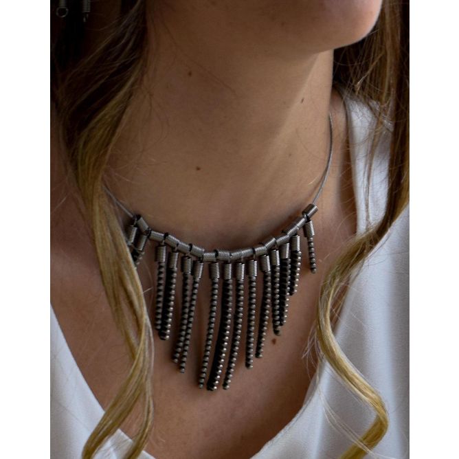 Collar de cremalleras original hecho a mano.