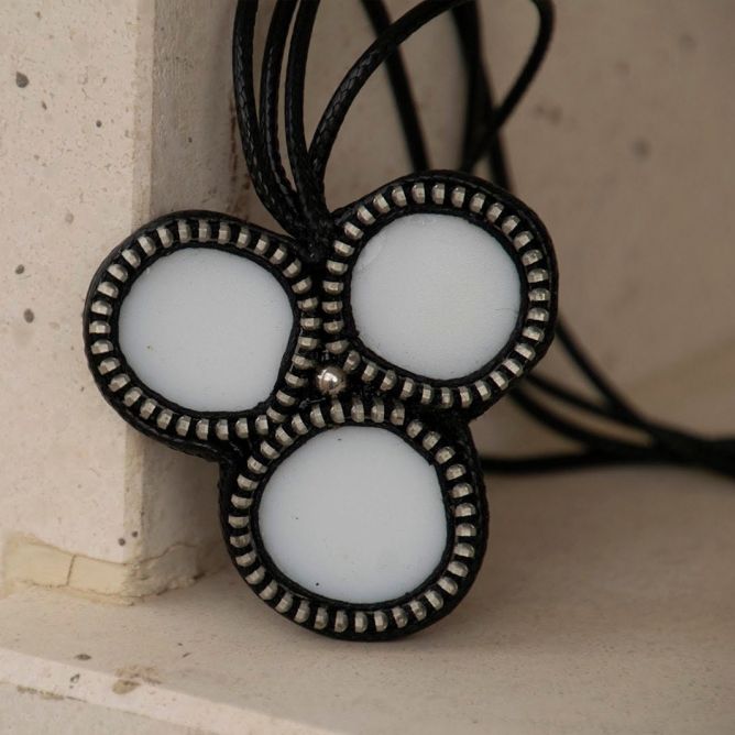 Collar de ceramica reciclada