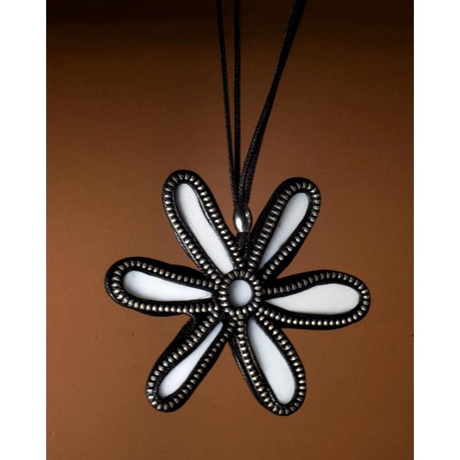 Collar de margarita de ceramica reciclada