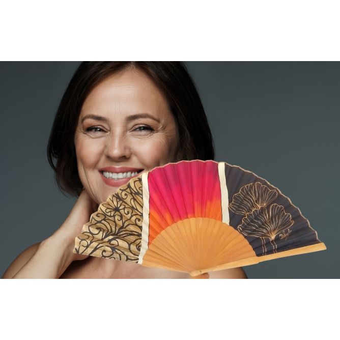 Elegante abanico de seda negro y dorado / Floral pintado a mano / Abanico plegable barroco / Regalo artesanal español único