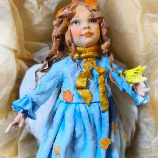 Angel con pajaro en mano