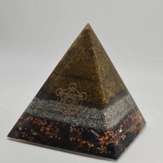 Pirâmide de orgonite artesanal com 5 metais e Cubo de Metatron.