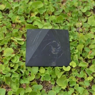 Pyramide de shungite non polie