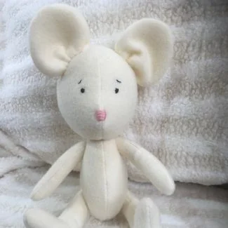 Rato branco feito à mão
