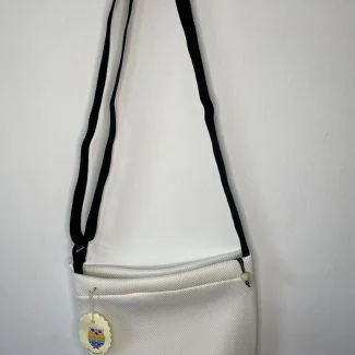 Bolsa artesanal feita de tecido 3D liso na cor branca.