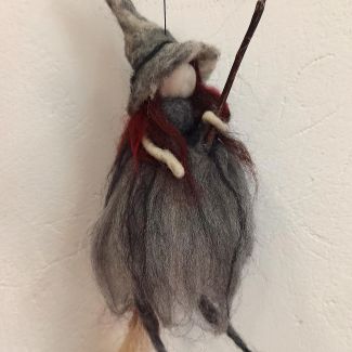 Brujita Waldorf de lana merino afieltrada | Muñeca mágica hecha a mano | Decoración natural | Waldorf witch | Handmade wool fairy