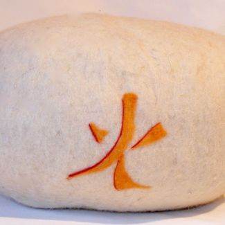 Cojín de meditación, zafu, lana de mallorca, con los elementos del feng shui