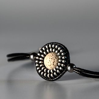 Pulsera original, diferente hecha con cremalleras