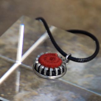 pequeño collar rojo de cremalleras y piel