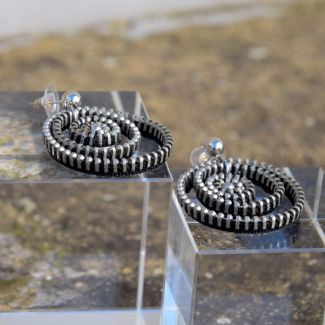 Pendientes  originales  forma circulas hechos con cremallera y acero