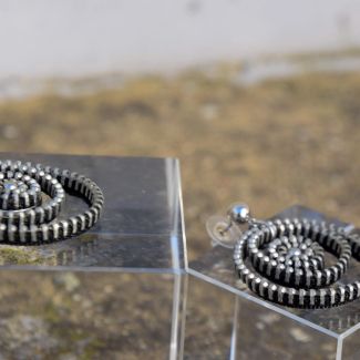 Pendientes  originales  forma circulas hechos con cremallera y acero 3