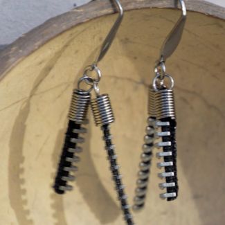 pendientes largos, pendientesoriginales,pendientes color plata, pendientes de cremalleras, pendientes hechos a mano.