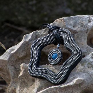 Collar original de cremalleras con forma de estrella