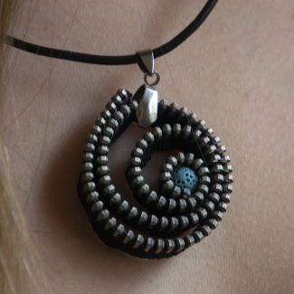 collar cremalleras y piedra volcanica