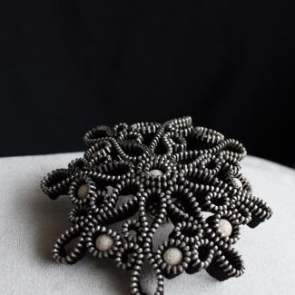 Collar blanco espectacular hecho con cremalleras y lava volcanica