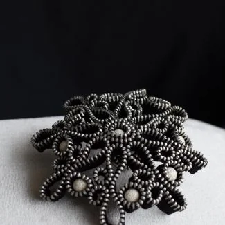 Collar blanco espectacular hecho con cremalleras y lava volcanica