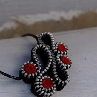 Collar original de cremalleras