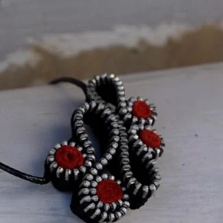 Collar original de cremalleras