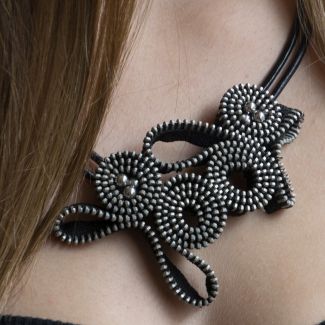 colar corto, collar cremalleras, collaroriginal, collar hecho a mano, pieza unica,collar con materiales reciclados