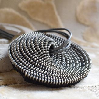 Collar  cremalleras  con relieve