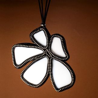 collar de ceramica reciclada con cremalleras 3