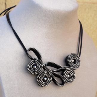 Collar corto de cremalleras diseño original