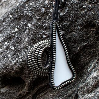 Collar de ceramica reciclada y cremallera.