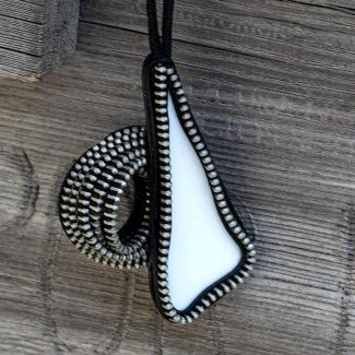 Collar de ceramica reciclada y cremallera. 4