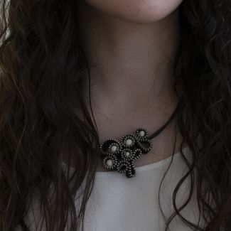 collar de piedra blanca hecho de  cremalleras, collar corto, collar original, collar de lava, pieza unica, collar original,