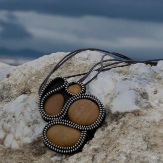 Collar de piedras con cremalleras