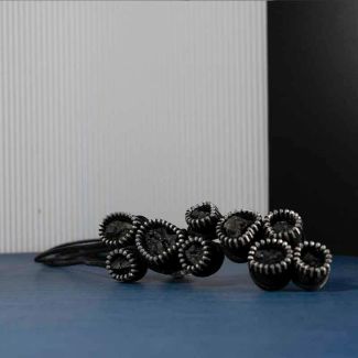 Collar de cremalleras con asfalto