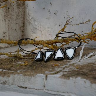 Collar blanco original de ceramica reciclada y cremallera