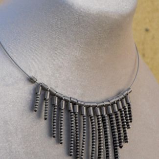 Collar de cremalleras original hecho a mano. 3