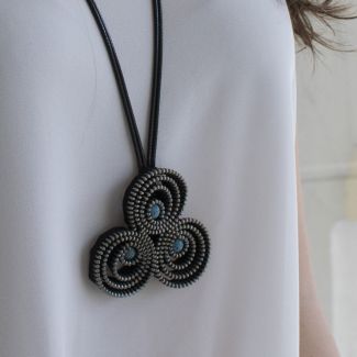 Collar de cremallertas y lava, collar original ,collar ligero, collar cremalleras