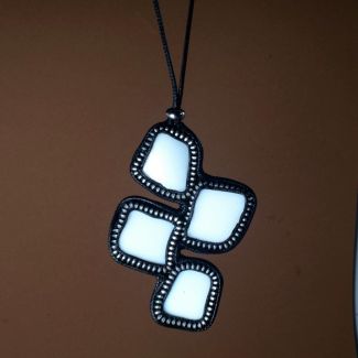 Collar de ceramica reciclada