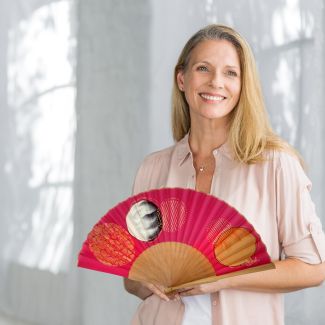 Abanico plegable de seda fucsia hecho a mano – Diseño geométrico