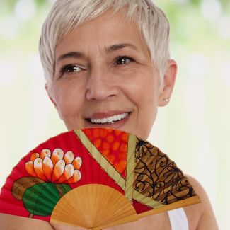 Abanico de seda con loto rojo pintado a mano: elegante abanico plegable floral