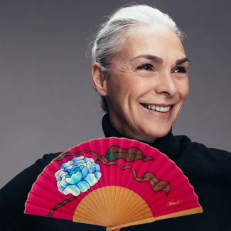 Abanico de seda fucsia con peonía azul – Abanico español de lujo pintado a mano – Regalo elegante para mujer