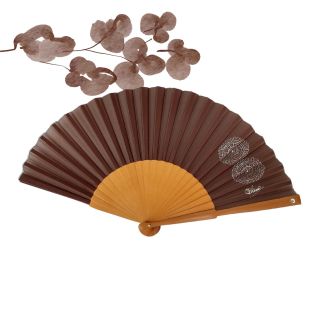Abanico plegable de seda marrón: elegante accesorio pintado a mano con detalles de pedrería.