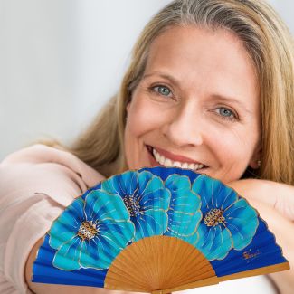 Abanico de seda floral azul pintado a mano: elegante estilo español