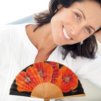 Abanico plegable de seda negra con amapolas naranjas pintadas a mano: elegante accesorio artístico para mujer.