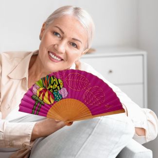 Abanico de seda rosa fucsia – Abanico plegable hecho a mano con hojas tropicales – Elegante accesorio de verano