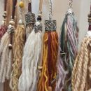 Wool tassel keychain | Llavero artesanal de lana merino | Boho bag charm | Regalo natural hecho a mano