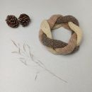 Diadema trenzada en lana merino 100% teñida en forma artesanal con tintes naturales