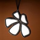 collar de ceramica reciclada con cremalleras 3