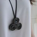 Collar de cremallertas y lava